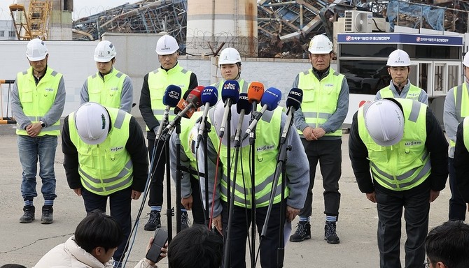 울산화력발전소 보일러 타워 붕괴 사고 8일째인 13일 김완석 HJ중공업 대표(앞줄 가운데)와 임원진이 사고 후 처음으로 사과하고 있다. © 연합뉴스