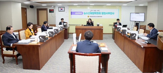 13일 해양수산국과 수산자원과를 대상으로 2025년도 행정사무감사를 진행하고 있다. ⓒ 의회사무국