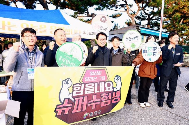 손병복 군수가 13일 오전 '2026학년도 대학수학능력시험' 시험장인 울진고등학교를 방문해 수험생들을 격려했다. ⓒ 울진군