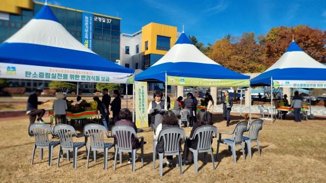 영양군민을 대상으로 반려식물 보급행사를 개최했다. ⓒ 영양군