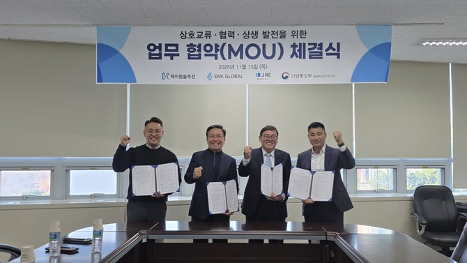 지난 13일 강원도 동해시 북평산업단지에서 (왼쪽부터) △박세호 케이팜솔루션 대표 △이경석 제이아리 대표 △류시욱 동해자유무역지역관리원 원장 △김용우 이엔케이글로벌 대표가 산업·수출 생태계 구축을 위한 상생협력 업무협약식을 기념하고 있다. ⓒ 이엔케이글로벌