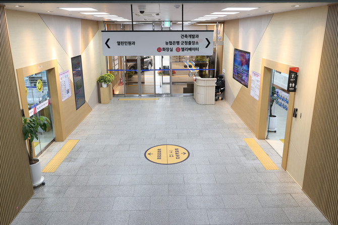 고성군이 군청사를 방문하는 군민과 직원의 건강 보호를 위해 본관 석면 철거 작업을 완료하고, 군민에게 편안함을 주는 본관홀 환경 개선사업을 성공적으로 마무리한 고성군 본관홀 전경. ⓒ 고성군