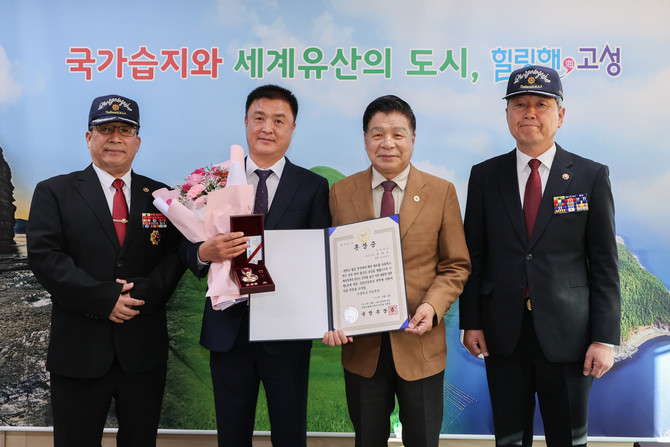 이상근 고성군수가 군수실에서 6·25전쟁에 참전해 공을 세운 故 윤유도 병장의 유가족에게 국방부장관을 대신해 화랑무공훈장을 전달하고 있다. ⓒ 고성군