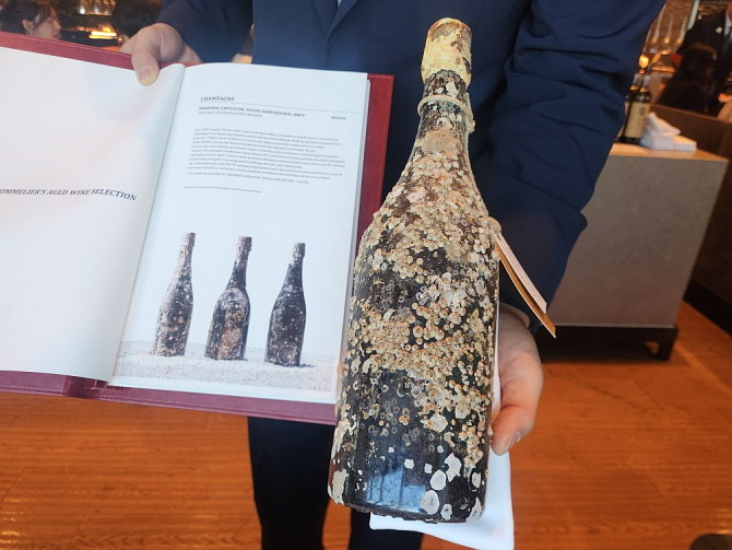 세계 최초로 바다에서 숙성된 샴페인. = 추민선 기자