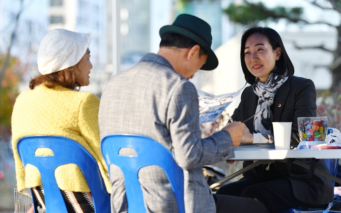 김효숙 부의장이 지난 13일 나성동 행복누림터 앞 '찾아가는 파라솔'에 시민과 직접 찾아와 다양한 의견을 제시했다. ⓒ 의회사무국