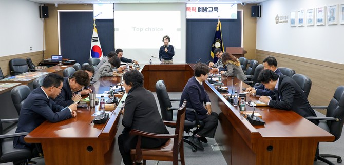 지난 13일 의회 대회의실에서 2025년도 하반기 '4대 폭력 예방 교육'을 진행하고 있다. ⓒ 의회사무국