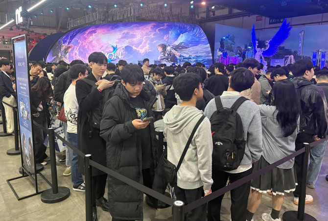 엔씨의 '아이온2'를 체험하기 위해서는 최소 2시간 이상을 기다려야만 체험할 수 있었다. = 김경태 기자