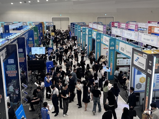 4년제 대학교 졸업 이상 고학력인 20대~30대 장기 백수가 13개월 만에 가장 많은 것으로 집계됐다. 사진은 지난 8월 열린 '2025 금융권 공동채용 박람회' 현장 사진. = 임채린 기자