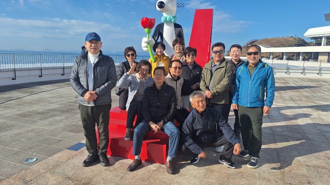 '정자나무회' 회원들이 '솔비치 남해리조트'에서 기념촬영을 하고 있다. ⓒ 정자나무회