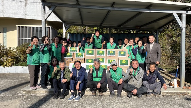 개천면새마을협의회가 마을 내 경로당을 방문해 어르신들과 취약계층 주민들에게 '떡국떡 나눔 행사'를 개최하고 하천 일대에서 환경정화 활동을 실시한 후 기념촬영을 하고 있다. ⓒ 고성군