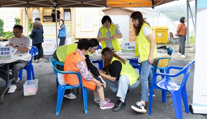 2025년 '찾아가는 마을봉사의 날' 행사에서 자원봉사자들이 주민들에게 건강 진료·이미용 서비스 등 맞춤형 재능기부 봉사를 펼치고 있다. ⓒ 청양군
