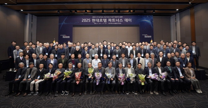 이용배(셋째 줄 왼쪽 열세 번째) 대표이사 사장과 이정엽(아홉 번째) 부사장, 김두홍(열 번째) 재경본부장 등 현대로템 주요 임원들이 지난 14~15일 제주 서귀포 시 해비치 호텔앤드리조트에서에서 진행된 '2025 현대로템 파트너스 데이'에서 협력업체 대표들과 기념촬영을 하고 있다. ⓒ 현대로템