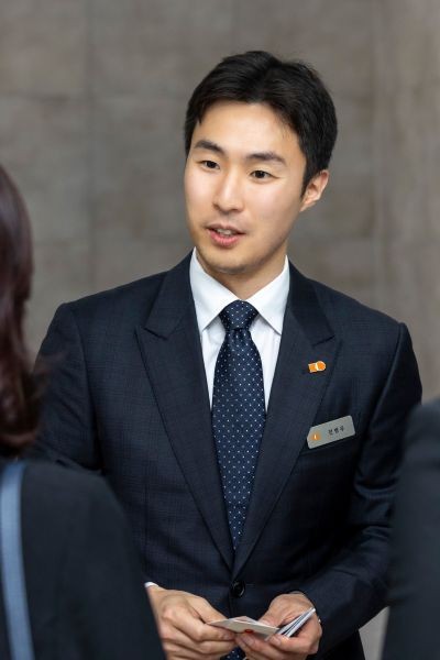 전병우 삼양식품 전무가 지난 6월 밀양 제2공장 준공식에서 해외 바이어들을 만나고 있다. © 삼양식품