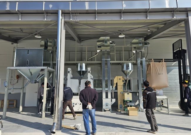 경주시는 논콩 생산 증가에 대응하기 위해 농기계임대사업소 본소에 대용량 콩정선선별기를 설치하고 시운전을 진행했다. ⓒ 경주시