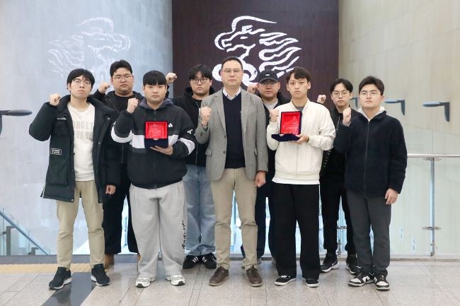 스마트e-자동차과 학생들과 류경진 교수가 상패를 들고 기념사진을 촬영하고 있다. ⓒ 영남이공대학교