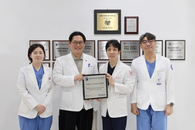 계명대 동산병원 심장내과 부정맥팀, 센터 지정 현판식 기념 사진(왼쪽부터 정민수, 정태완, 황종민, 박형섭 교수). ⓒ 계명대 동산병원