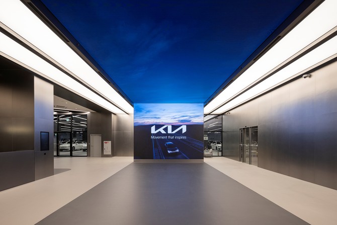 기아 인증중고차 센터 평택 직영점에 설치된 미디어월. ⓒ 기아