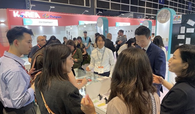 도가 도내 8개 화장품 기업과 함께 아시아 최대 미용 전시회인 '2025 홍콩 코스모프로프'에 참가해 홍보하고 있다. ⓒ 충남도