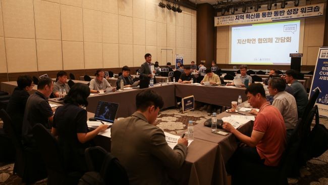 대구가톨릭대가 경상북도 RISE 공모사업에서 3개 과제에 추가 선정됐다. 사진은 최근 경주 힐튼호텔 그랜드볼룸에서 열린 '지역 혁신을 통한 동반 성장 워크숍'에서 관계자들이 RISE 추진 전략을 논의하고 있는 모습. ⓒ 대구가톨릭대학교