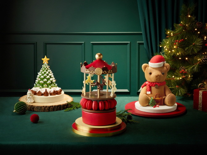 파르나스호텔이 운영하는 그랜드 인터컨티넨탈 서울 파르나스와 웨스틴 서울 파르나스가 연말 감성을 한층 끌어올릴 2025 페스티브 케이크를 선보인다. © 파르나스호텔