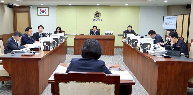 17일 충남연구원과 충남평생교육진흥원을 대상으로 2025년도 행정사무감사를 실시하고 있다. ⓒ 의회사무국