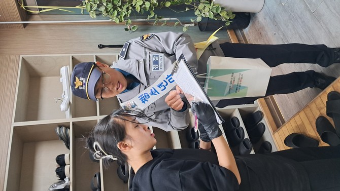 수능 이후 약 1주일간을 학교전담경찰과 특별 활동기간으로 정하고, 관내 청소년 비행·범죄예방 순찰 및 유해환경 점검을 실시하고 있다. ⓒ 김천시