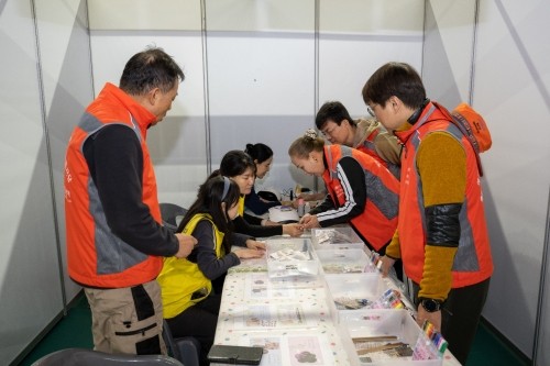 광양제철소 에버그린 벽화재능봉사단이 시민들과 함께 손톱 꾸미기 체험활동을 진행하고 있다. ⓒ 광양제철소