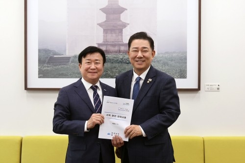 정기명 여수시장(왼쪽)이 김병기 더불어민주당 원내대표를 만나 기념촬영을 하고 있다. ⓒ 여수시