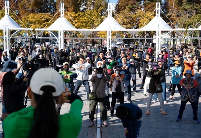 건강걷기대회에 앞서 몸풀기 체조를 하고 있는 모습. ⓒ 울진군