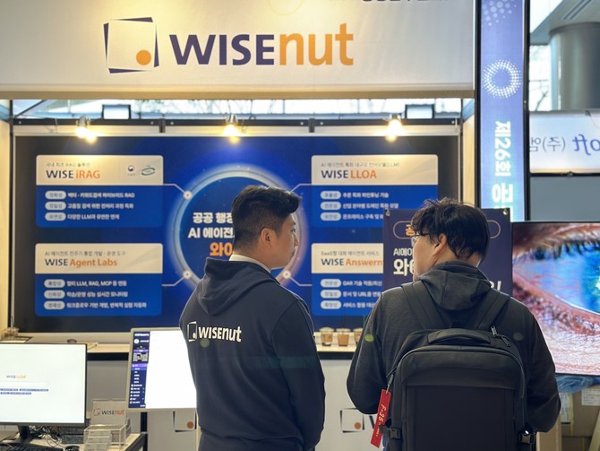 공공솔루션마켓 관람객들이 와이즈넛의 기술을 체험하고 있다. ⓒ 와이즈넛