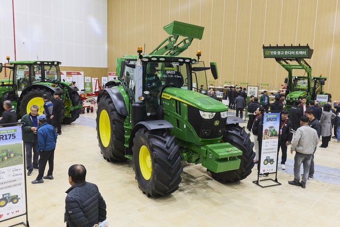 TYM은 2025 존디어 고객 초청 행사에서 6R 시리즈를 선보였다. ⓒ TYM