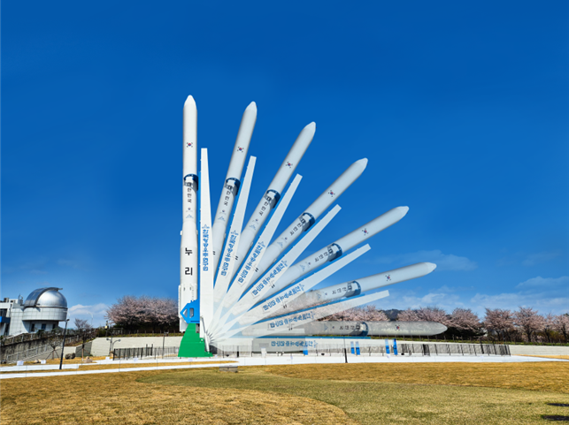 누리호 실물크기 기립작동 모형. ⓒ 국립과천과학관