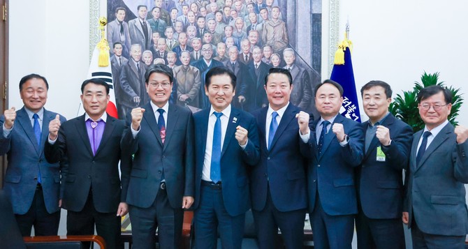 김돈곤 군수가 7개 지자체 대표들과 정청래 대표가 농어촌기본소득 시범사업 국비 상향을 위한 공동 대응 방안을 논의 후 기념촬영을 하고 있다. ⓒ 청양군.