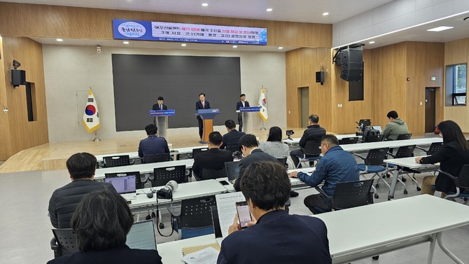 이상근 고성군수, 변광용 거제시장, 천영기 통영시장이 'SK오션플랜트 매각추진'을 반대하고 '전면 재고 및 중단'을 요청하는 공동입장을 표명하고 있다. ⓒ 고성군