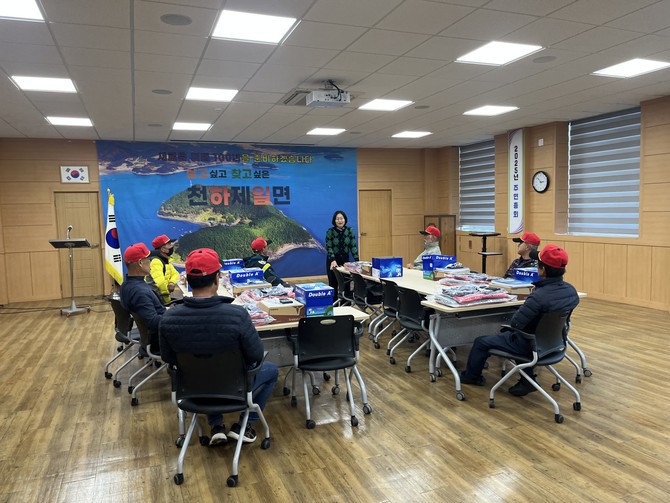 고성군이 고성읍 덕선리 산불대응센터에서 이상근 고성군수와 녹지공원과 공무원들이 참석한 가운데 산불현장 지휘역량 시연회를 개최하고 있다. ⓒ 고성군