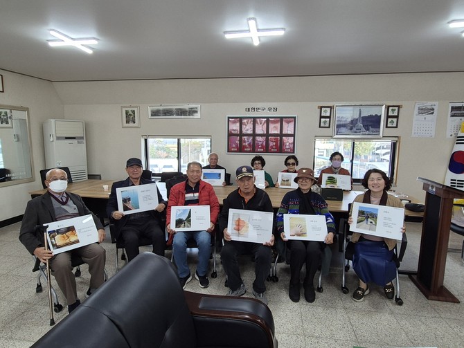 고성군 종합사회복지관이 향군회관에서 국가보훈대상자를 대상으로 진행한 디카시와 시낭송 '나만의 자서전 쓰기' 프로그램의 수료식을 개최하고 기념촬영을 하고 있다. ⓒ 고성군