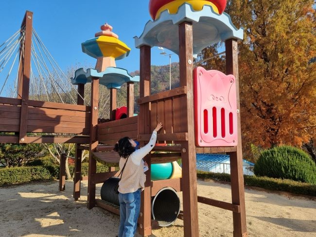 봉화 명호초등학교병설유치원 놀이시설 관리 실태 점검 모습. ⓒ 경북교육청