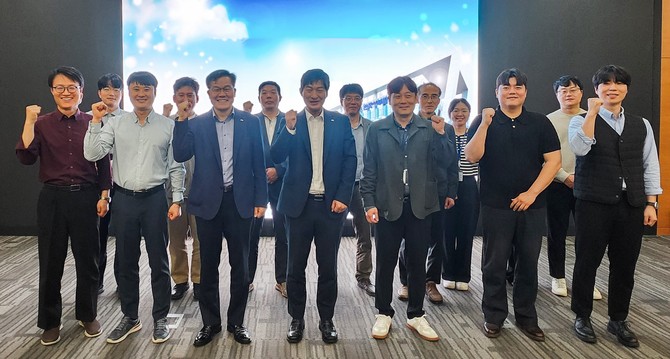 이현우 서부발전 안전경영처장(앞줄 왼쪽 세번째)과 함께 참석자들이 기념촬영하고 있다. ⓒ 서부발전