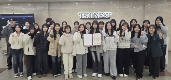 간호학과 동아리 '하나린' 학생들이 수상을 기념하며 단체 기념촬영을 하고 있다. ⓒ 대구과학대학교