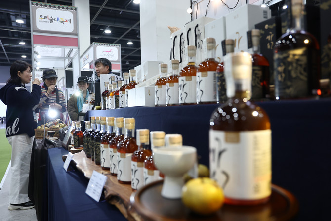 지난 16일 서울 aT센터에서 열린 대한민국 우리술 대축제를 찾은 시민들이 시음을 하고 있다. ⓒ 연합뉴스