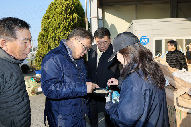 장금용 창원시장 권한대행이 대산면 공공비축미 매입 현장(대산DSC)을 방문해 쌀 생산을 위해 힘써온 농업인들을 격려하고 있다. ⓒ 창원시