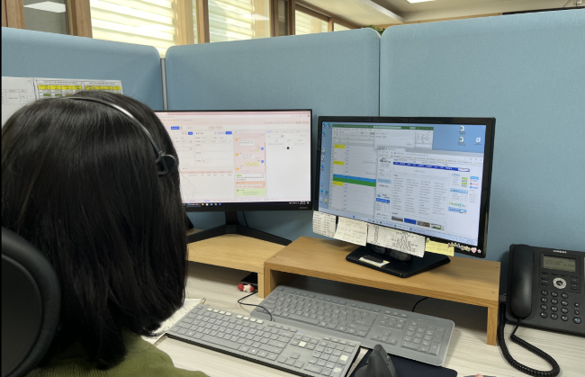 경주시 바로콜센터 상담 직원이 시민 문의를 처리하고 있는 모습. ⓒ 경주시