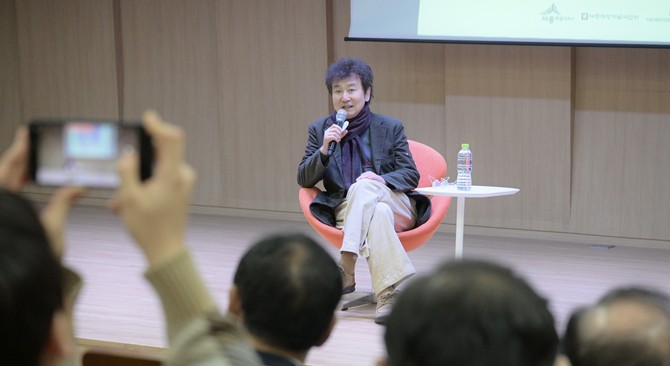 18일 세종시립도서관에서 '세종의 나라 지혜 나눔 독서토론회'에서 김진명 작가와 질의응답을 하고 있다. ⓒ 세종시
