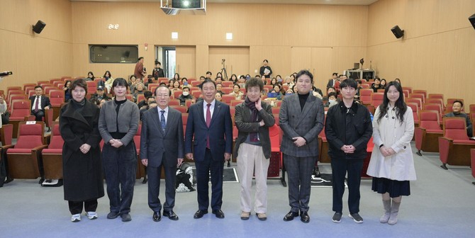 세종대왕기념사업회는 18일 세종시립도서관에서 '세종의 나라 지혜 나눔 독서토론회'를 개최 후 기념촬영을 하고 있다. ⓒ 세종시