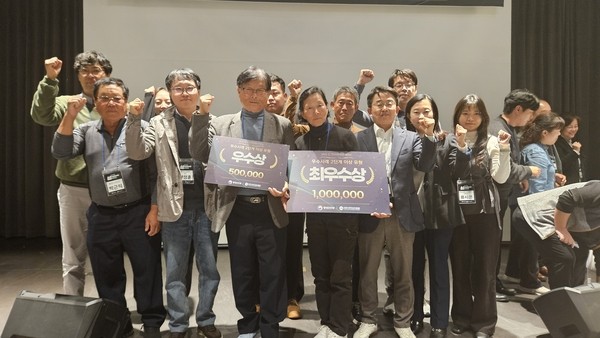 통영시가 행정안전부가 올해 처음 실시한 '2025년 섬 지역 특성화사업 우수사례 경진대회'에서 추도와 비진도가 각각 최우수상과 우수상을 수상하고 기념촬영을 하고 있다. ⓒ 통영시