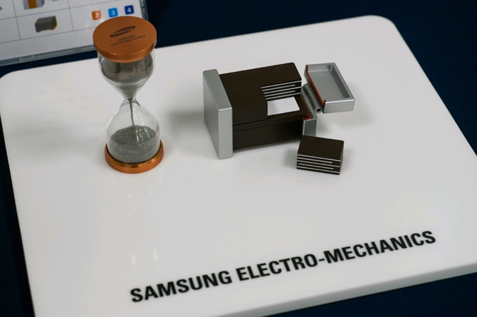 삼성전기 MLCC 제품. 모래시계 안에 초소형 MLCC 78만개가 들어있다. ⓒ 삼성전기