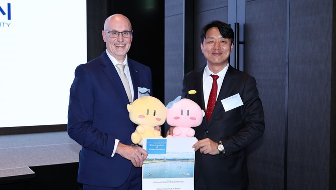 대전시와 글로벌 항공·방산 기업 에어버스가 18일 호텔 오노마에서 연구개발 혁신 거점 조성을 위한 업무협약을 체결 후 기념촬영을 하고 있다. ⓒ 대전시