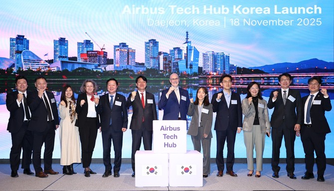 대전시와 글로벌 항공·방산 기업 에어버스가 18일 호텔 오노마에서 연구개발 혁신 거점 조성을 위한 업무협약 체결 후 기념촬영을 하고 있다. ⓒ 대전시