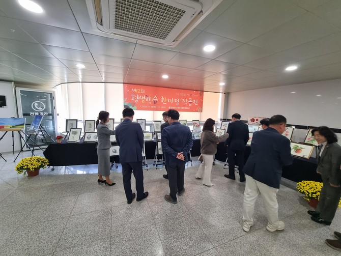 전시작품을 둘러보는 내외빈들. = 장철호 기자