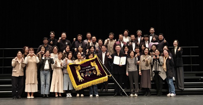 제51회 충청남도합창경연대회에서 대상을 수상 후 단체 기념촬영을 하고 있다. ⓒ 예산군